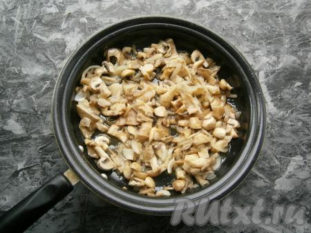 Жарить грибы, иногда перемешивая, на среднем огне до тех пор, пока не испарится практически вся жидкость (примерно, 7-10 минут). Влить соевый соус.