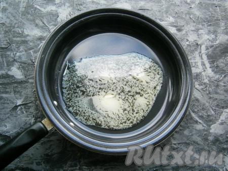 30 грамм сливочного масла растопить на сковороде. Лук очистить.