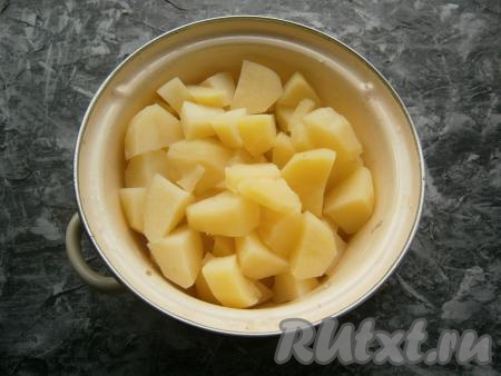 Когда картофель будет готов, слить из&nbsp;кастрюли воду.