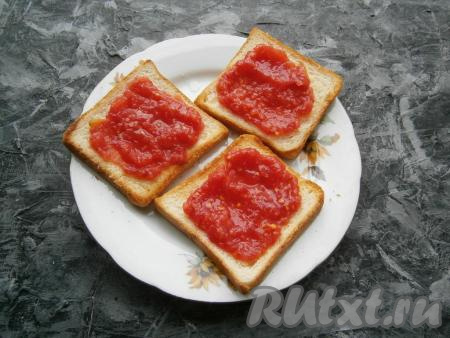 Тосты, натёртые чесноком, полить оливковым маслом и выложить на них пюре из натёртых помидоров.