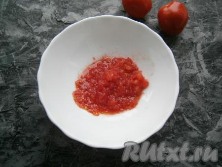 Помидоры натереть на крупной терке, удалив кожуру.