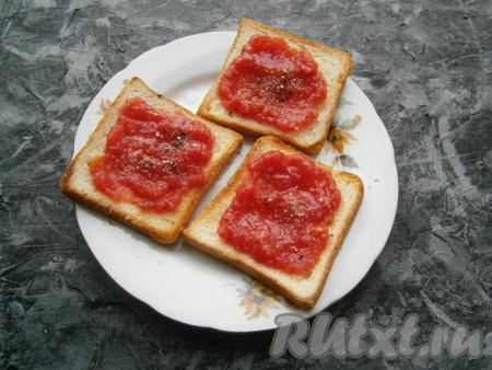 Сверху томаты посолить и поперчить по вкусу.