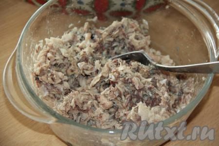 Рыбные консервы переложить в миску вместе с маслом и размять вилкой.