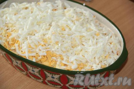 Натереть на крупной тёрке 3 яичных белка и 2 желтка (один желток оставить для украшения салата), выложить поверх слоя моркови и разровнять.