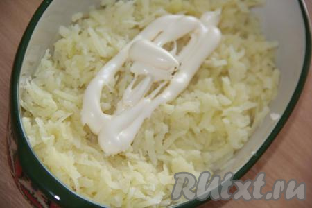 Заранее сварить до готовности картофель, яйца и морковь, остудить и очистить. Натереть на крупной тёрке картошку. В форму (или плоский салатник) выложить натёртый картофель, слегка посолить и добавить майонез.