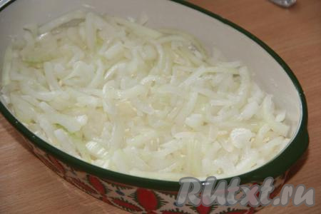 Поверх слоя картофеля и майонеза равномерно выложить маринованный лук.