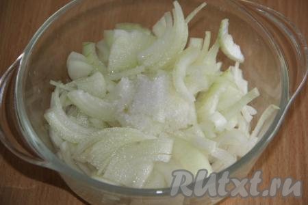 Очистить луковицу и нарезать тонкими полукольцами. Для того чтобы замариновать лук, добавить к нему уксус, сахар и воду, хорошо перемешать и оставить минут на 30. По прошествии времени маринованный лук выложить в дуршлаг, дать стечь маринаду.