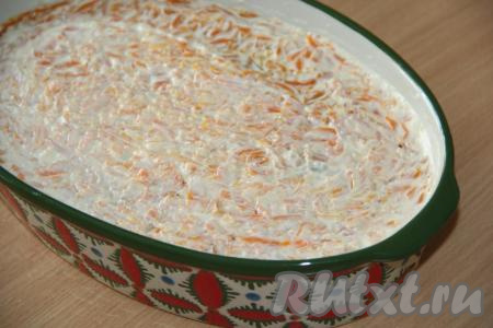 Смазать слой моркови майонезом и слегка утрамбовать.