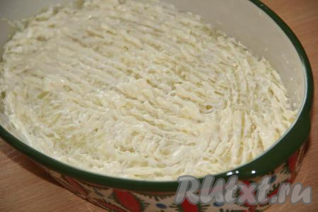 Разровнять слой картофеля и майонеза, слегка утрамбовать.