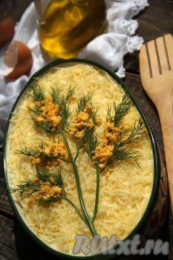 Украсить салат "Мимоза", приготовленный с консервами и сыром веткой укропа и измельчённым желтком. Накрыть форму с наивкуснейшим салатом пищевой плёнкой, убрать на пару часов в холодильник, а затем можно подавать к столу. Салатик получается красивым, нежным и очень аппетитным. Он порадует прекрасным вкусом и будет эффектно смотреться на праздничном столе.