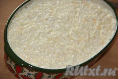 Натёртые яйца смазать майонезом и слегка утрамбовать.