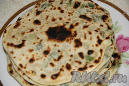 Вот такие аппетитные лепёшки получились. Складываем их стопочкой.