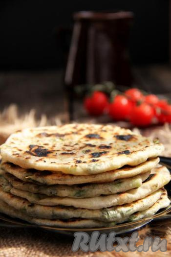 Вкусные, сытные лепёшки с зелёным луком подаём к столу в горячем или в холодном виде. Отличная постная выпечка, попробуйте!​​​​​​​