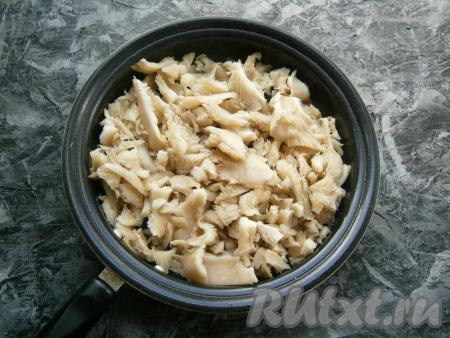 Вешенки перебрать, мыть их не рекомендуется (но, конечно, можно промыть вешенки водой и обсушить на бумажном полотенце). Грибы нарезать средними кусочками, поместить в разогретую с растительным маслом сковороду.