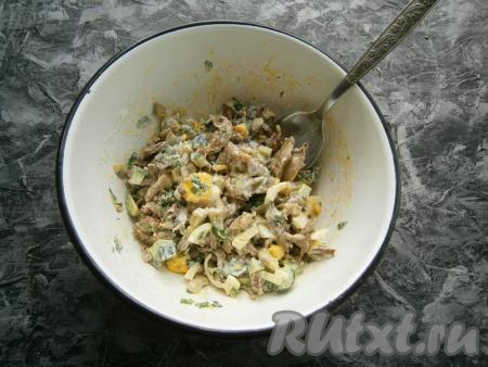 Салат перемешать и поместить в холодильник на 15 минут.