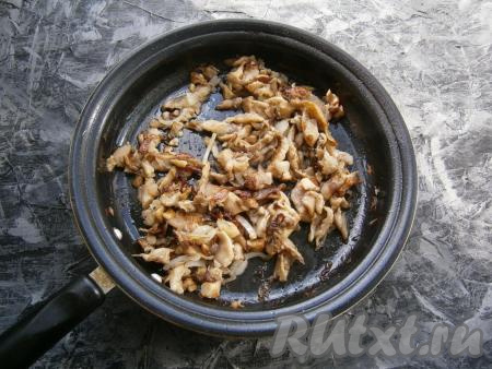 Жарить грибы с луком, периодически помешивая, на среднем огне около 15 минут. Грибочки должны немного поджариться. Обжаренные вешенки остудить.
