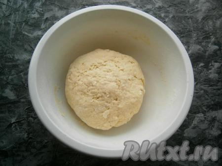 Замесить нежное, мягкое, но достаточно плотное тесто.