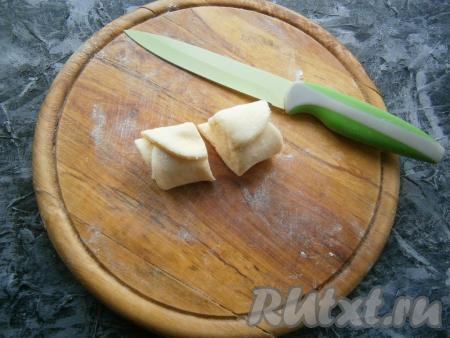 Свернуть кружочки в рулетик и разрезать его на 2 равные части.