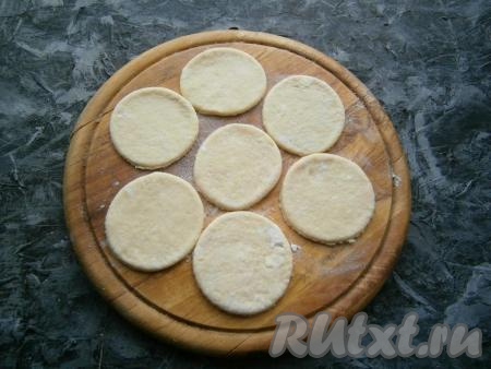 Тесто разделить на несколько частей. Раскатать каждую часть теста в тонкий пласт, а затем вырезать рюмкой (или стаканом) кружочки.