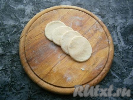 Складывать по 4 кружочка теста внахлёст друг на друга (как на фото).