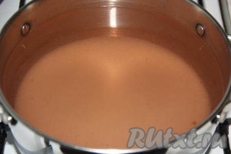 Далее перелить воду из банки в&nbsp;кастрюлю,&nbsp;всыпать сахар, поставить на огонь.