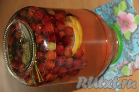 Сразу залить горячий&nbsp;сироп в банку. Закрутить банку крышкой (или закатать с помощью ключа). Перевернуть баночку с компотом кверху дном, укутать в одеяло и оставить до полного остывания.