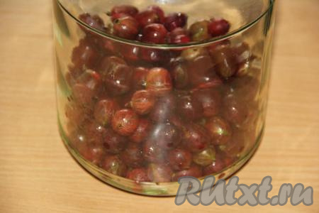 Ягоды перебрать и хорошо промыть. Банку предварительно хорошо вымыть и простерилизовать любым способом. Выложить ягоды крыжовника&nbsp;в банку.