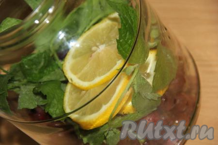 Лимон хорошо вымыть. Нарезать половинку лимона на кружочки и добавить в банку.