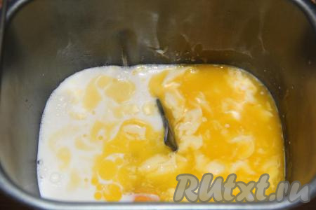 Масло растопить (оно не должно быть очень горячим) и добавить в ведёрко.