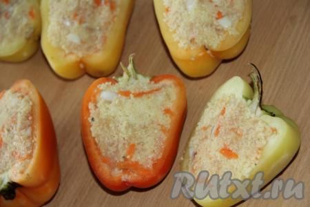 Наполнить половинки болгарских перцев&nbsp;начинкой и хорошо её утрамбовать.