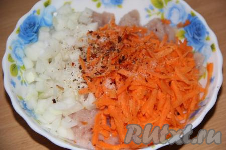 Посолить, поперчить фарш и, по желанию, добавить специи по вкусу.