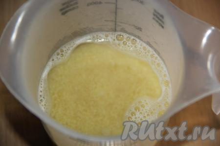 Кускус залить горячим кипятком и оставить набухать на 20 минут.