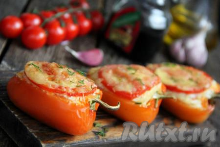 Вот такие аппетитные и очень вкусные фаршированные перцы с мясным фаршем и кускусом получились. Подать перчики в горячем виде с любым соусом (я подала с гранатовым соусом). 