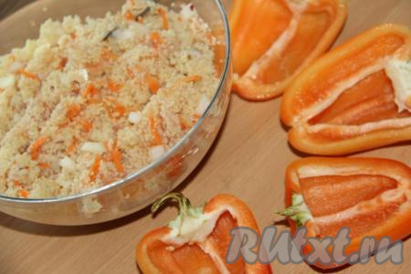 Хорошо перемешать кускус с фаршем и начинка для наполнения перцев готова. Болгарский перец вымыть, разрезать каждый перчик на две части (как на фото) и вычистить семена, плодоножку оставить.