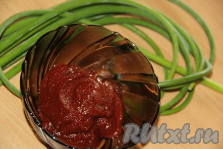 Чесночные стрелки хорошо промыть водой, соцветия отрезать. Обсушить стрелки.