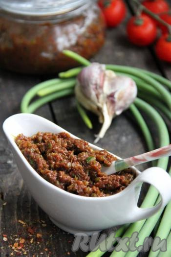 Подать ароматную, в меру острую аджику из чесночных стрелок&nbsp;к мясу, рыбе или, намазав на хлебушек, к первым блюдам. Вкусно и просто!