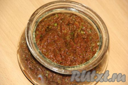 Аджику&nbsp;переложить в стеклянную баночку с крышкой и поставить в холодильник. Такая аджика может храниться в холодильнике в течение двух недель.