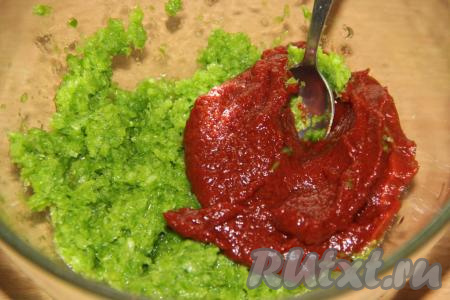 Соединить измельчённые чесночные стрелки и томатную пасту, тщательно перемешать.