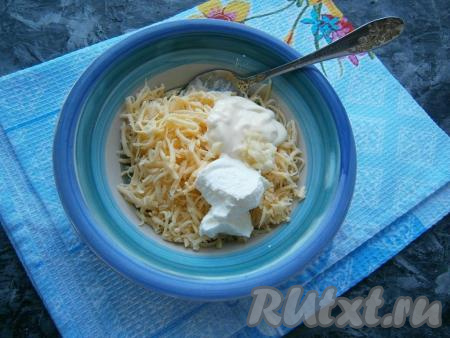 Сыр натереть на средней (или мелкой тёрке), добавить пропущенный через пресс чеснок, а также&nbsp;майонез и сметану.