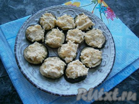 На готовые баклажаны разложить&nbsp;сырную массу.