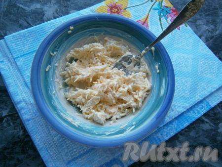 Тщательно&nbsp;перемешать сырную массу.