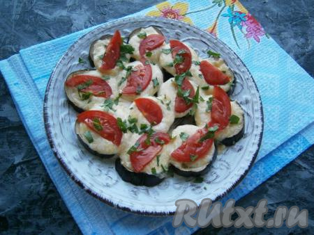 Чтобы закуска&nbsp;стала&nbsp;ярче, сверху украсить баклажаны дольками свежего помидора и посыпать измельченной зеленью.