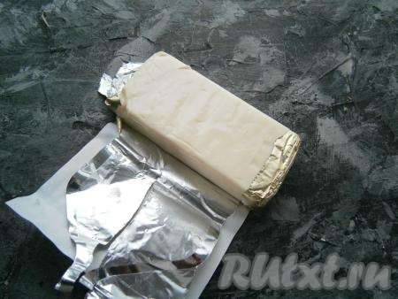 Плавленный сыр должен быть сливочным, мягким, хорошего качества.