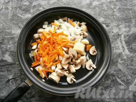 В сковороду влить растительное масло, выложить сливочное масло, оставшиеся нарезанные шампиньоны, добавить нарезанную брусочками (или соломкой) морковь, нарезанный кусочками репчатый лук.