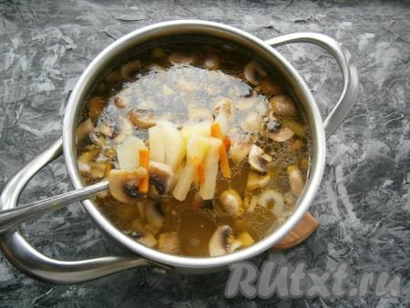 Когда картофель сварится, выложить в кастрюлю обжаренные грибы с овощами.