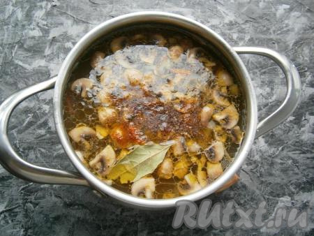 Добавить лавровый лист, специи, если нужно, ещё посолить, дать супу закипеть и уменьшить огонь.