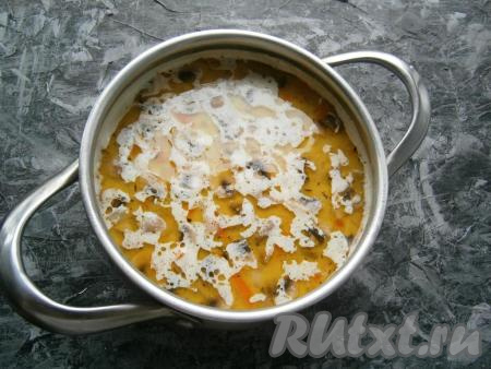 Нарезать плавленный сыр кубиками (или натереть на тёрке), добавить его в суп с шампиньонами и варить на слабом огне, периодически перемешивая, до тех пор, пока весь сыр не расплавится (5-7 минут). В конце добавить измельченный чеснок, довести до кипения и снять с огня.