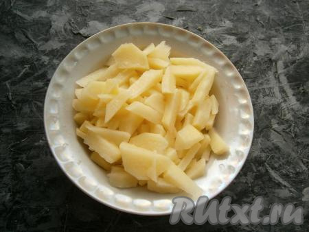 Картофель, морковь, чеснок и лук очистить. Шампиньоны вымыть, обсушить. Нарезать картошку небольшими брусочками.