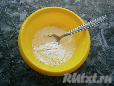 Тщательно перемешать яйцо с сахаром венчиком, влить растительное масло, всыпать муку.