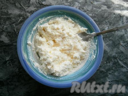 Хорошенько перемешать творожную массу. Если хотите, чтобы масса стала более однородной, пробейте её погружным блендером.